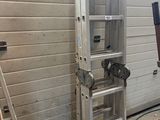 une échelle adossée au mur d'une pièce