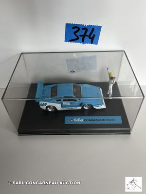 une vitrine contenant une maquette de voiture de police