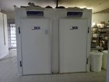 deux portes blanches au milieu d'une pièce