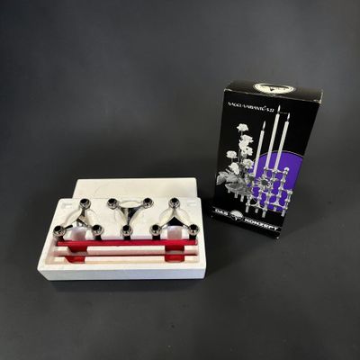 une boîte contenant plusieurs bougies, posée sur une table