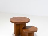 une paire de tables en bois posées sur une surface blanche, avec un fond blanc