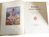 un livre ouvert sur lequel figure l'image d'une femme nue