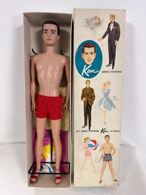 MATTEL – KEN, il est brun (cheveux floqué) en short de bain rouge dans - Photo 1