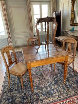 a table and chairs in the middle of a room