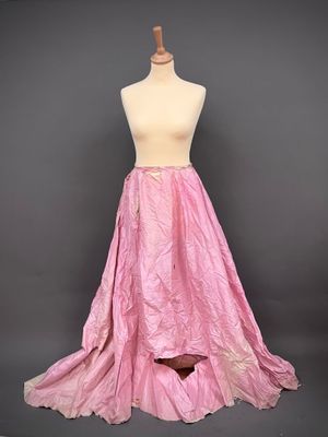 une robe rose sur un mannequin, un mannequin, un mannequin, un mannequin, un mannequin, un mannequin, un mannequin, un mannequin, un mannequin