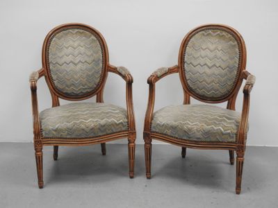 paire de fauteuils de style Louis XVI avec accoudoirs rembourrés