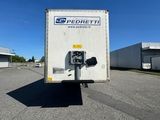 une camionnette blanche garée sur un parking