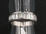 un gros plan d'une bague en argent sertie de pierres taillées en baguette