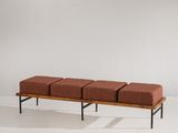 un banc en bois sur lequel sont posés quatre coussins rouges