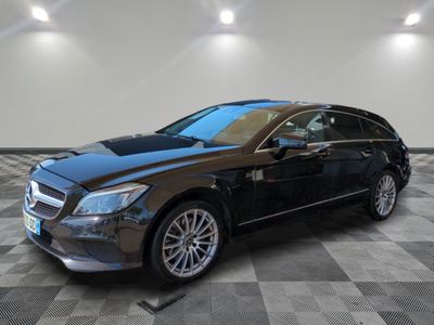 Une Mercedes CLA noire est garée sur un sol à damier