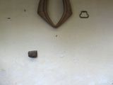 un mur sur lequel se trouve un tas d'outils