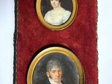 deux portraits miniatures représentant un homme et une femme, dans un écrin rouge