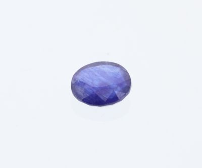 un saphir bleu sur fond blanc