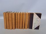 six vieux livres alignés sur une table