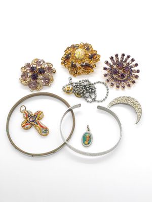 un assortiment de bijoux comprenant des bagues, des bracelets et des broches