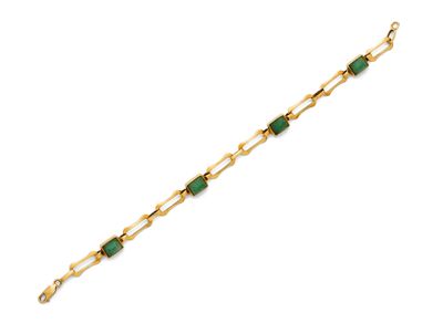 un bracelet en or orné de pierres vertes