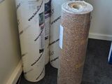 plusieurs rouleaux de papier toilette posés près d'une fenêtre dans une pièce