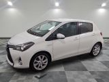 une photo d'une toyota yaris blanche garée sur un sol en damier