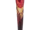 un vase en verre orné d'une fleur, posé sur un socle