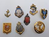 plusieurs types de badges sont présentés sur une surface blanche