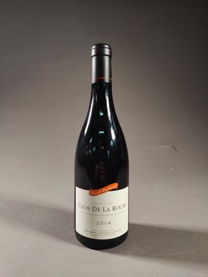 une bouteille de vin posée sur une table