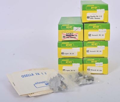 Plusieurs paquets de cigarettes sont empilés les uns sur les autres sur une surface blanche