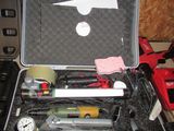 une valise contenant des outils, posée sur une table