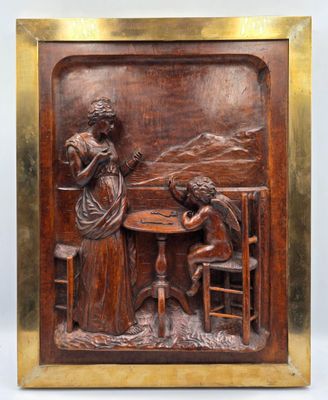 une image représentant une plaque en bois sur laquelle figurent une femme et un homme en train de jouer aux cartes
