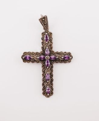 une croix ornée de pierres violettes sur fond blanc
