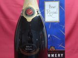 un gros plan sur une bouteille de champagne à côté d'une boîte de chocolats
