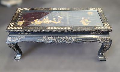 Table basse rectangulaire en laque noire à décor d’incrustat…