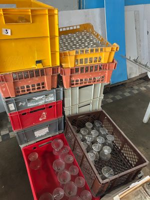 de nombreux gobelets en plastique et caisses dans une pièce