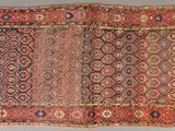 un vieux tapis à motifs rouges et bleus
