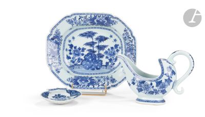 une assiette bleue et blanche représentant une théière et une soucoupe