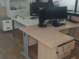 un bureau sur lequel sont posés deux écrans, dans un bureau