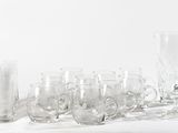 un grand nombre de verres posés sur une table