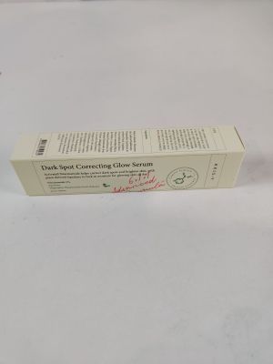 un tube de dentifrice posé sur une surface blanche