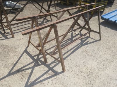 beaucoup de chaises en bois qui traînent par terre