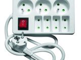 une multiprise blanche munie d'un bouton rouge