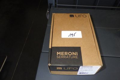 une boîte posée sur un comptoir