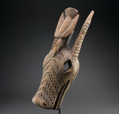 une image représentant une sculpture représentant une tête de cerf avec des bois