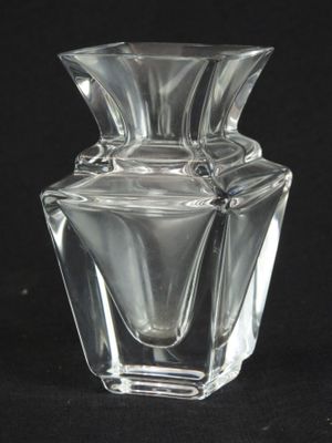 un vase en verre posé sur une surface noire
