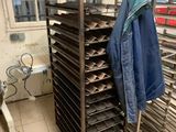 de nombreux plateaux de nourriture posés sur une étagère dans la cuisine