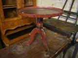 une table rouge avec un plateau en bois posée sur une table en bois