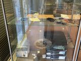 une vitrine contenant un ordinateur portable, dans une pièce