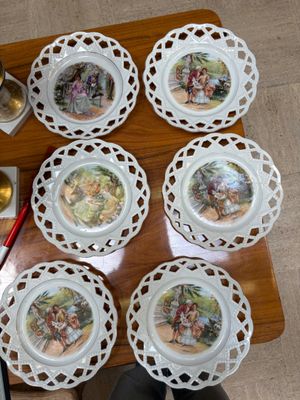 Service à dessert en porcelaine à décor de scènes galantes, liseré or  - Photo 1