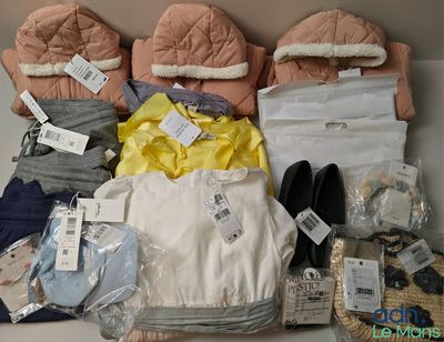 une pile de vêtements posée sur une étagère