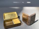 deux petites boîtes posées sur une table