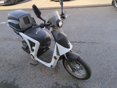 une moto noire et blanche garée sur un parking