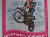 affiche de film représentant une femme à moto dans une rue de la ville